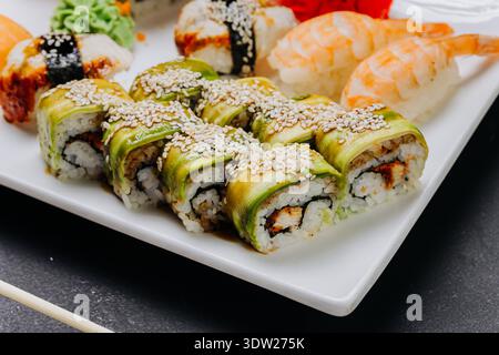 Verschiedene Sushi-Sets mit Nigiri-Garnelen und Sojasauce auf Restaurantteller Stockfoto