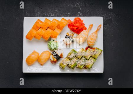 Verschiedene Sushi-Sets mit Nigiri-Garnelen und Sojasauce auf Restaurantteller Stockfoto