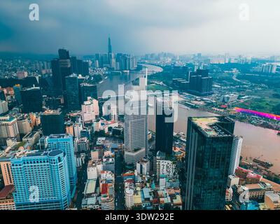 Sonnenuntergang über der modernen Skyline der Stadt Ho Chi Minh und dem Fluss Saigon, dem Finanzviertel der Innenstadt mit Hochhäusern und Hochiminh Vietnam-Luftlinie Stockfoto