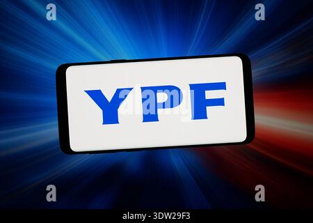 Stuttgart, Deutschland - 13.02.2026: In dieser Fotoabbildung ist das Logo des argentinischen Energieunternehmens YPF S.A. auf einem Smartphone zu sehen Stockfoto
