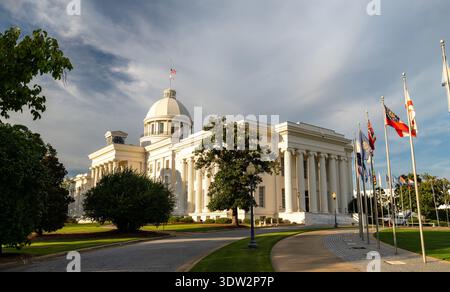 Malerischer Außenblick auf die historische weiße Kuppel und die klassische Architektur des Alabama State Capitol-Gebäudes in Montgomery, Alabama, USA. Stockfoto