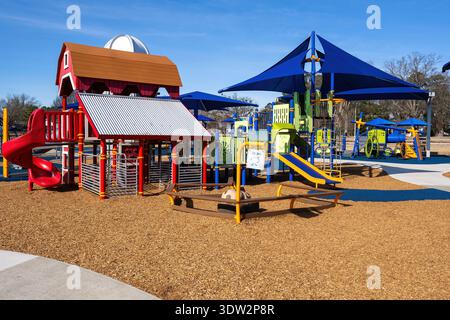 Farbenfrohe Spielgeräte im Knightdale Station Park in Knightdale, North Carolina. Stockfoto