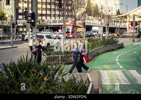 Tel Aviv, Israel - 23. Februar 2026: Eine detaillierte Ansicht der städtischen Umgebung und der Straßen in Tel Aviv. Die Szene fängt das tägliche Leben, die Architektur ein Stockfoto