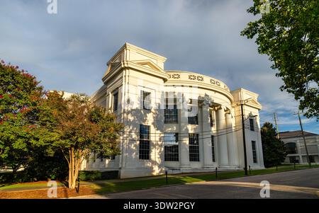 Malerische Außenansicht der historischen weißen Architektur und Säulen auf der Rückseite des Alabama State Capitol-Gebäudes in Montgomery, Alabama, USA. Stockfoto