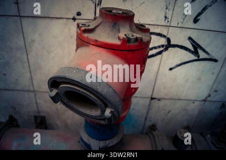 Jerusalem, Israel, 21. Februar 2026 auf den Bürgersteigen der Stadt installierte Außenhydranten für Rettungsdienste. Diese wesentlichen Sicherheitsmerkmale A Stockfoto
