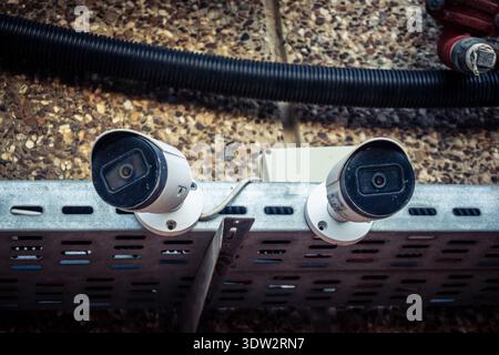 Tel Aviv, Israel - 23. Februar 2026: In Tel Aviv sind Überwachungskameras an einer Außenwand montiert. Der Einsatz fortschrittlicher Überwachungstechnologie Stockfoto
