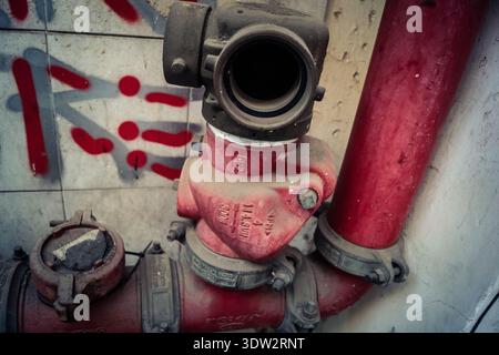 Jerusalem, Israel, 21. Februar 2026 auf den Bürgersteigen der Stadt installierte Außenhydranten für Rettungsdienste. Diese wesentlichen Sicherheitsmerkmale A Stockfoto