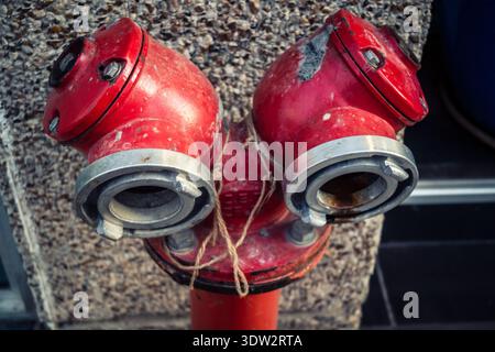 Jerusalem, Israel, 21. Februar 2026 auf den Bürgersteigen der Stadt installierte Außenhydranten für Rettungsdienste. Diese wesentlichen Sicherheitsmerkmale A Stockfoto