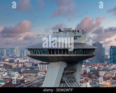 SNP Bridge UFO-Deck in Bratislava bei Dämmerung mit Blick auf die Skyline der Stadt Stockfoto