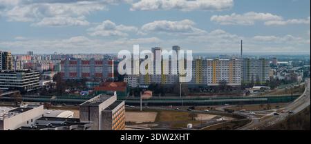Aus der Vogelperspektive auf Bratislava Panelak Anwesen, Autobahn und Bahnlinien Stockfoto