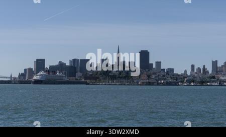Ein großer Blick auf die Skyline der Stadt von der anderen Seite des Wassers. Die ruhige Atmosphäre und die klare Sicht unterstreichen den unverwechselbaren Mix der Stadt. Stockfoto