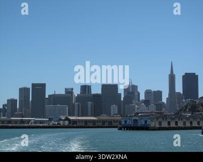 Ein sauberer, ungehinderter Blick auf die Skyline, beleuchtet durch sanftes Nachmittagslicht. Die Klarheit betont die Formen und die moderne Architektur der Stadt. Stockfoto