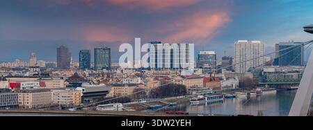 Luftdämmerung über Bratislava mit Donau und UFO-Brücke Stockfoto