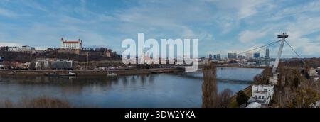Luftpanorama von Bratislava über die Donau mit Schloss und SNP-Brücke Stockfoto