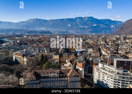 Aus der Vogelperspektive von Bozen, Italien, mit den Dolomiten und dem Bozner Dom Stockfoto