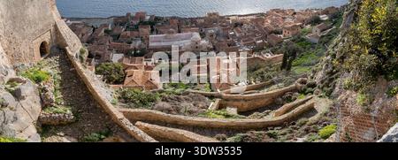 Panoramablick auf das obere Tor und den gewundenen Pfad in Monemvasia, Griechenland Stockfoto