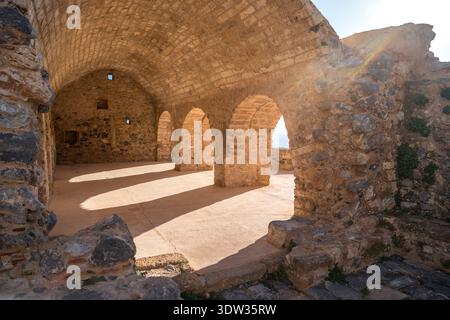 Morgenlicht auf Steinbögen in Monemvasia, Griechenland Stockfoto