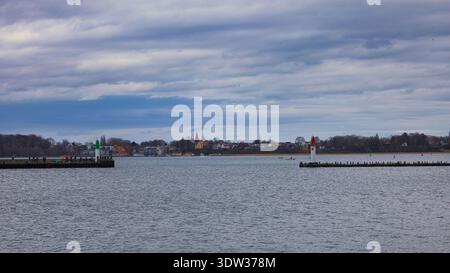 Eingang Stralsund Hafen: Blick über den Strelasund bis zu den Pier Heads mit Leuchtfeuern vor der Küste von Altefaehr auf Rügen Stockfoto