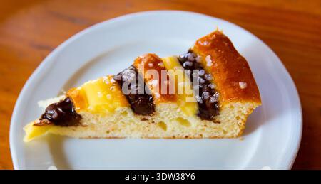Pie mit Pudding und Schokoladencreme Stockfoto