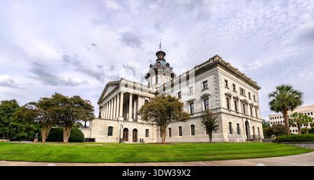 Malerischer Außenblick auf die historische Architektur und Kuppel des South Carolina State House, umgeben von Bäumen und Gras in Columbia, South Carolina, USA. Stockfoto