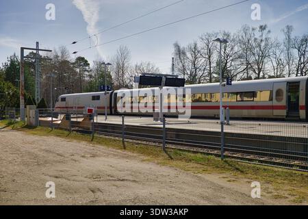 Deutscher ICE-Zug am Bahnhof Ostseebad Binz auf Rügen: Moderner Fernverkehr am Bahnsteig auf der Insel Stockfoto