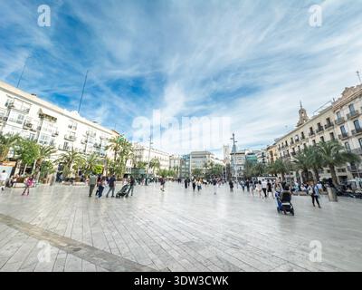 VALENCIA, SPANIEN - 6. APRIL 2025: Plaza de la Reina im Zentrum von Valencia, Spanien, mit Fußgängern über den großen Platz, Palmen und historischen bui Stockfoto
