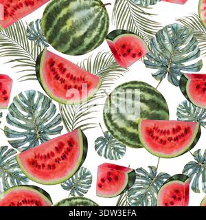 Nahtloses Aquarellmuster mit roten Wassermelonenscheiben, ganzen Früchten und tropischen Palmen- und Monsterablättern. Illustration für Sommerverpackung, Stoff Stockfoto