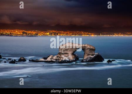 Naturdenkmal 'La Portada' an der Küste von Antofagasta, im Norden Chiles Stockfoto