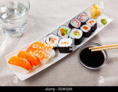 Verschiedene Sushi Maki und Nigiri Stockfoto