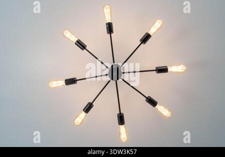 Moderne Designer-Leuchten leuchten hell, während sie von oben hängen Stockfoto