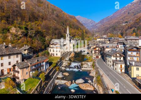 Luftaufnahme des Stadtzentrums von Fontainemore im Herbst. Gressoney-Saint-Jean, Aostatal, Italien, Europa. Stockfoto