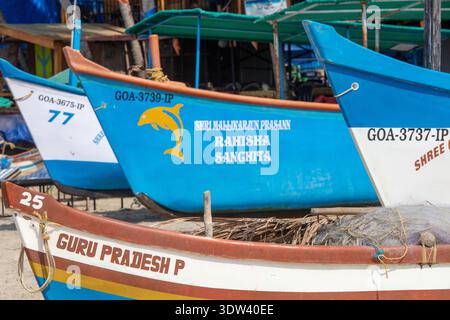Traditionelle Fischerboote legten an einem sonnigen Strand in Goa, Indien, an. Stockfoto