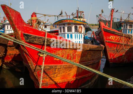 Lebhafte Fischerboote legten an einem Küstenhafen in Karnataka, Indien, an. Stockfoto