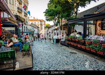 15. Juni 2024, Belgrad, Serbien: Abendliche Szene in der Skadarlija-Straße - ein beliebtes Restaurant in Belgrad, Serbien Stockfoto