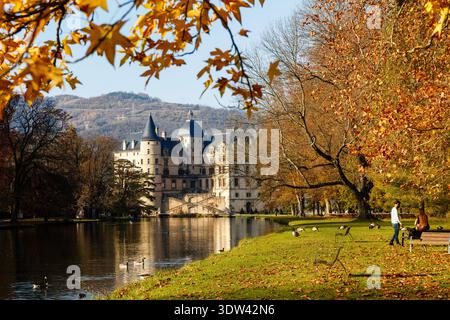 Eine ruhige Herbstszene mit einem historischen Schloss am See. Stockfoto