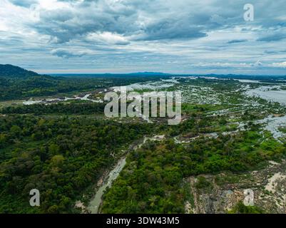 Die in der Provinz Champasak gelegenen Li Phi Waterfall Falls blockieren die gesamte Breite des Mekong-Flusses und bilden turbulente Stromschnellen und abgestufte Tropfen Stockfoto
