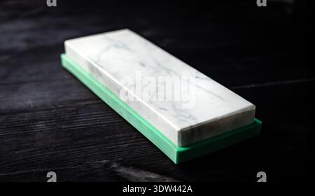 Küchenschärfstein Für Messer Auf Dunklem Hintergrund Stockfoto