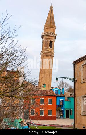 Eine lebhafte Straßenszene in Burano mit einem schiefen Glockenturm. Stockfoto