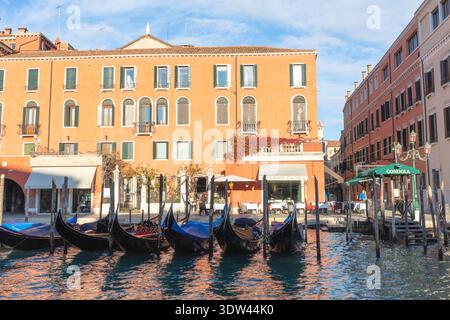 Gondeln gleiten sanft entlang eines malerischen Kanals in Venedig, Italien, und bieten atemberaubende Architektur und pulsierendes Stadtleben. Stockfoto