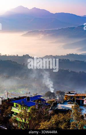 Ein ruhiger Morgen in einem nepalesischen Bergdorf mit Nebel, der die Landschaft umhüllt. Stockfoto