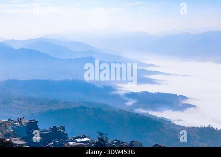 Ein atemberaubender Blick auf nebelbedeckte Berge in Nepal. Stockfoto