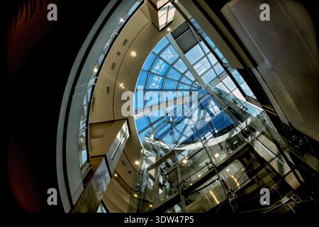 Blick auf ein Oberlicht in einem Einkaufszentrum Stockfoto
