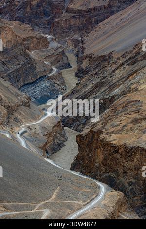 Eine malerische Straße schlängelt sich durch eine zerklüftete Schluchtlandschaft. Stockfoto