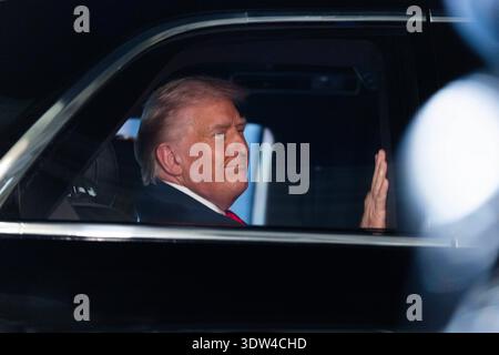 US-Präsident Donald Trump winkt den Nachrichtenmedien von der Limousine des Präsidenten zu, als er am 24. Februar 2026 aus dem Weißen Haus in Washington, DC, USA, verlässt. Präsident Trump reist in das US-Kapitol, um seine Rede zur Lage der Union aus dem Saal des Repräsentantenhauses zu halten. Credit: Shawn Thew/Pool via CNP/MediaPunch Stockfoto