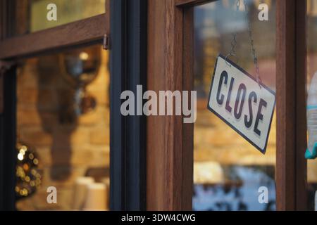 Das Geschäft ist mit einem Schild an der Tür geschlossen Stockfoto