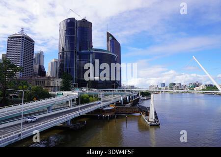 Moderne Wolkenkratzer im zentralen Geschäftsviertel von Brisbane am Brisbane River in Queensland, Australien. Städtische Uferpromenade mit erhöhter Straße und Stockfoto