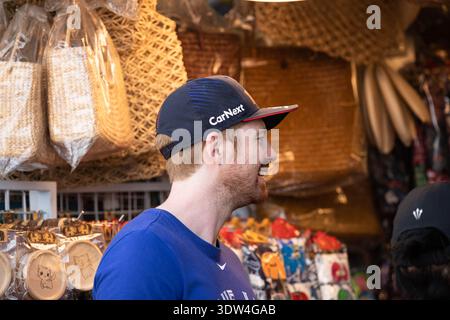 BANGKOK, THAILAND, 25. JAN 2026: Man erkundet auf dem lokalen Markt, unaufgestellte Bewegung, natürliche offene Bewegung, Seitenprofil, auf dem Chatuchak Markt. Stockfoto