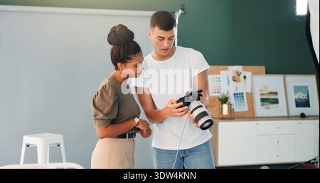 Sprechen, Fotograf und Model mit Kamera im Studio, Bild überprüfen und Tipps für die Ausdrucksprüfung. Fotografie, kreativ oder Menschen mit Diskussion für Stockfoto