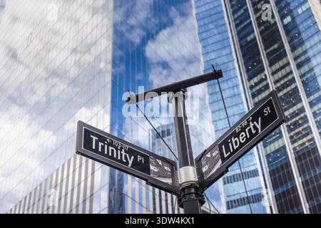 Trinity Place und Liberty Street sind an der Kreuzung des Finanzviertels mit modernen Wolkenkratzern in New York City, USA, ausgeschildert Stockfoto