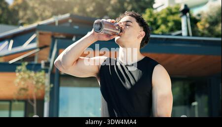 Trinken, Wasser und Mann in der Pause, Fitness und Körpererholung nach Trainingsroutine, Ruhe und Outdoor. Workout, Athlet und Person mit Flasche für Stockfoto